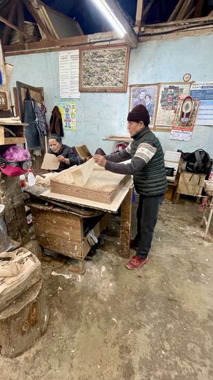 Die einzelnen Schichten werden wiederum von zwei Männern weiter bearbeitet ….