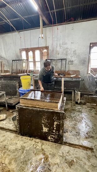 Nun sieht es schon nach Papier aus! Die dünnen Lagen werden vom Rahmen getrennt und aufgeschichtet