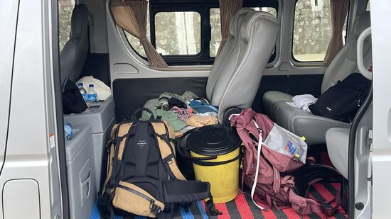 Möchtet ihr mal einen Blick in unseren Bus werfen?
Viel Platz im 7-Sitzer für uns 4 