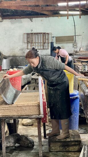 Ganz sorgfältig und vorsichtig legt sie die Blätter ab