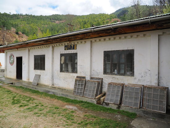 Nach etlichen Fotos und Erklärungen von Som verlassen wir die Fabrik wieder und machen uns auf den Weg in Richtung Dochula Pass