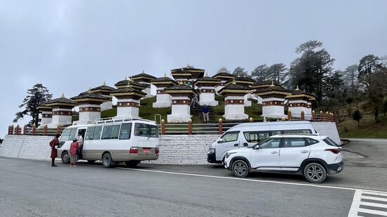 Der Dochula Pass mit den „108 Gedenk-Chörten“ oder Memorial Stupas die als „Druk Wangyal Chortens“ bekannt sind-