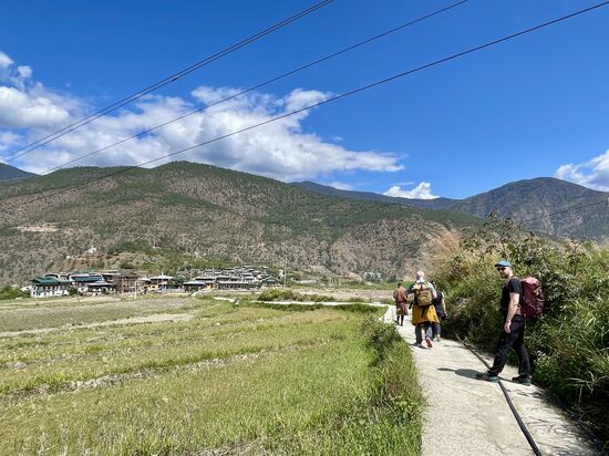 Wir machen uns auf den Weg in Punakha zum „Chimi Lhakhang“ dem Fruchtbarkeitstempel-
Ein toller Spaziergang bei schönstem Sonnenschein! Wir haben heute auch Sonnencreme genutzt!