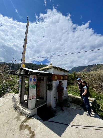 Ein kleines Gebäude auf dem Weg