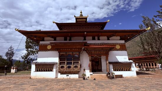 Wir erreichen den „Chimi Lhakhang“ auch bekannt als Fruchtbarkeitstempel-kinderlose Paare besuchen diesen Tempel um einen Kindersegen von einem Mönch zu erhalten. Es gibt auch ein Album mit vielen Paaren und ihren Kindern, die sie nach dem Segen dann bekamen