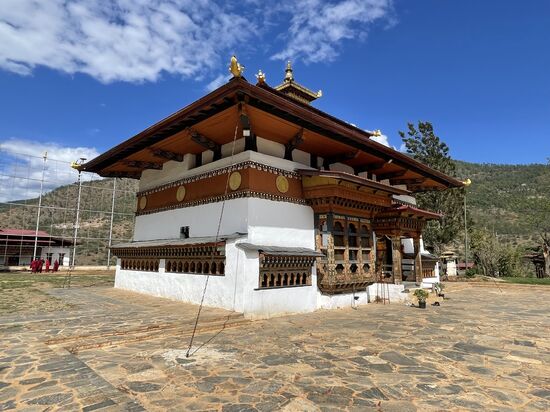 Der Tempel wurde 1499 von erbaut, nachdem der Ort von dem heiligen Drukpa Kunley,dem göttlichen Verrückten gesegnet worden war