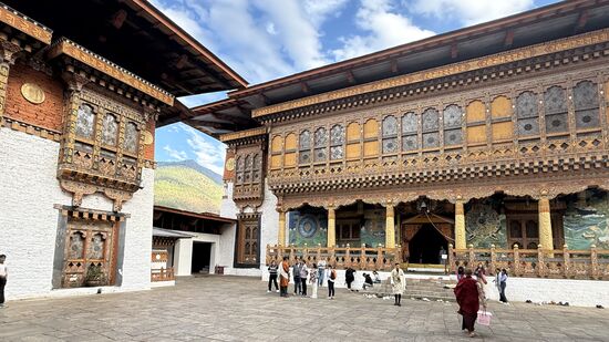 Zum „Punakha Dzong“ - eine der historisch bedeutendsten und architektonisch beeindruckendsten Festungen oder Klosterburg  in Bhutan