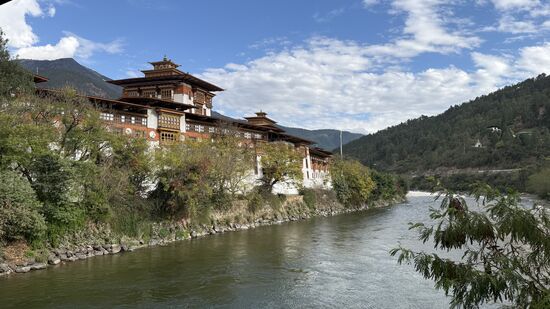 Dann noch ein paar Fotos vom Dzong wo man die herrliche Lage sieht