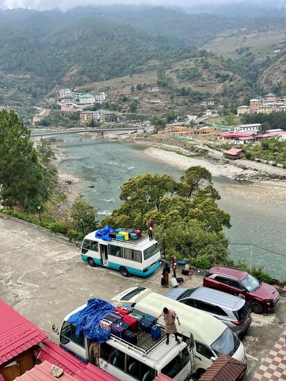 Wir verlassen heute in aller Frühe unser „Hotel River View“
Hier werden schon fleißig die Kleinbusse für die Reisegruppen gepackt