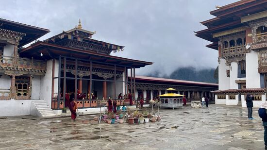 Das Kloster ist eines der alten Schule des tibetanischen Buddhismus und Teil der Pema-Lingpa-Tradition. Es ist eines der ältesten und wohlhabendsten Klöster von Bhutan.