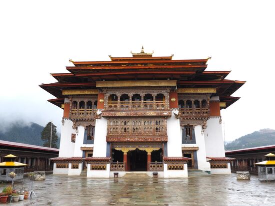 Wir starten auch früh zum „Gangtey-Kloster“ - bis dahin haben wir 2,5h Fahrzeit in Serpentinen durch die Berge in Höhen um die 3000m