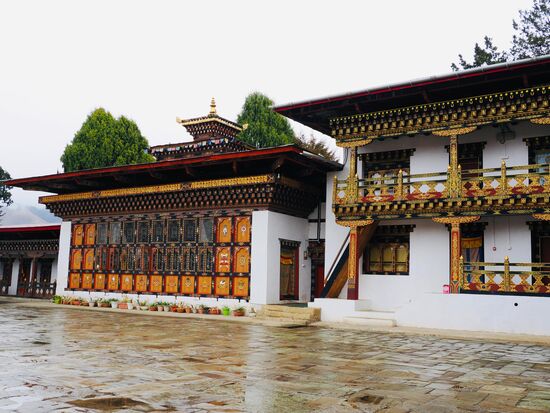 Die Wohnräume der Mönche befinden sich auf allen 4 Seiten des Innenhofes