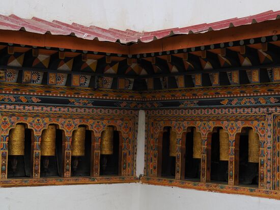 Wieder viele Gebetsmühlen, inzwischen können wir auch nicht daran vorbeigehen , ohne sie anzustoßen