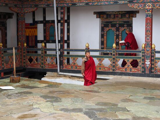 Aus dem „Loch“ kommen auf einmal ganz viele Mönche….