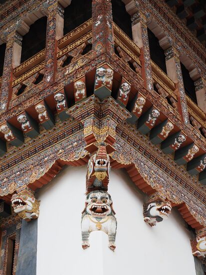 Mönche schnitzten Motive in 15 Meter lange Holzbalken. Das Holz ist aus „Tränen-Kiefer“