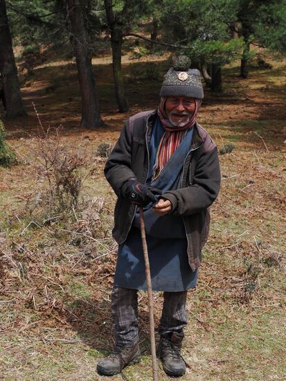 Der Herr möchte eigentlich Selbstgemachte Souvenirs verkaufen, aber wir „kaufen“ ihm lieber ein Foto ab 