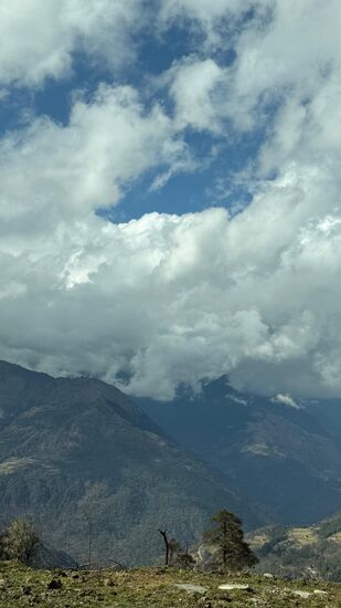 Auf den Bergspitzen liegt Schnee