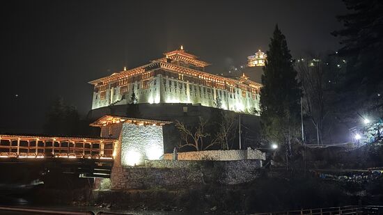 Nach einer 5-stündigen Fahrt für nur ca 185 km erreichen wir Paro—und können noch schnell einen Schnappschuss vom „Rinpung Dzong“ in Paro machen
Das ist auch wieder eine beeindruckende Festung und ein Kloster als Symbol der bhutanischen Geschichte