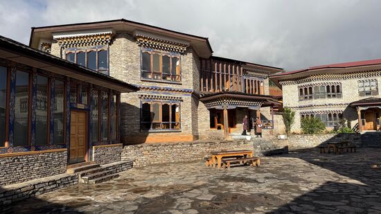 Unser Hotel, das „Tenzeling Resort“ im typisch-buthanischen Stil