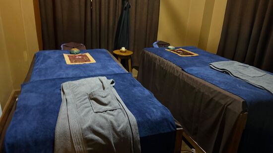 Jetzt haben wir uns eine buddhistische Massage verdient—Massagen sind hier relativ günstig—für 90 Minuten zahlt man etwa 45 Euro
Wir 4 nutzen das !