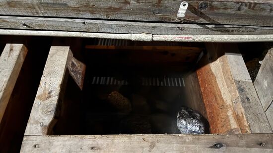 Hier ist das Fußende welches außen angebracht ist—hier läßt er die Steine reingleiten und das heiße Wasser läuft durch einen Schlitz in die Wanne, in der wir liegen.
Diese traditionelle Badezeremonie wird seit über 1300 Jahren praktiziert