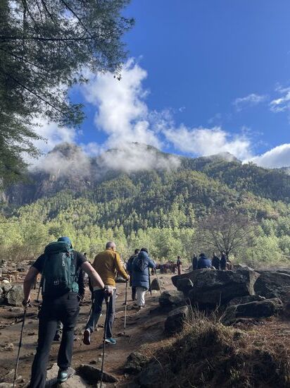 Gegen 9 Uhr machen wir uns gut gerüstet auf den Weg—es fängt ganz sachte an…