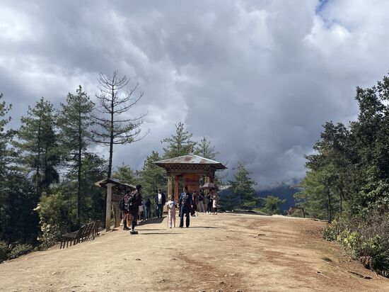 Unterwegs wieder ein traditioneller Pavillon mit einer riesigen Gebetsmühle.
Man dreht sie im Vorbeigehen, was einem stillen Gebet gleichkommt