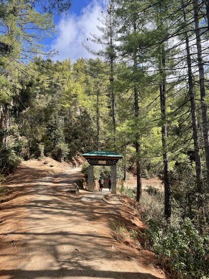 Auf halber Strecke befindet sich die Taksang Cafeteria - dieses Tor ist der Eingang