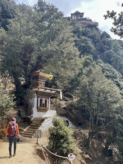 Immer mal wieder sieht man so kleine Tempel oder Schreine. Dieser Tempel markiert den Geburtsort eines religiösen Oberhauptes Bhutans