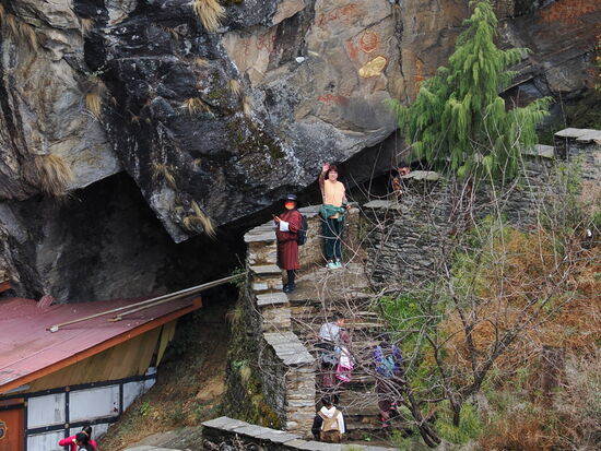 Ich bin mit unserem Fahrer vorgelaufen und sehe die anderen in der Ferne
