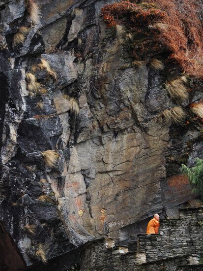 Natürlich pilgern auch viele Mönche hinauf