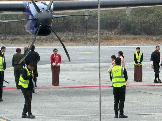 Nanu….was passiert da??
Nachdem alle Passagiere eingestiegen sind, wird ein roter Teppich ausgerollt….