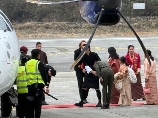 Wir beobachten das Geschehen: alle verbeugen sich….