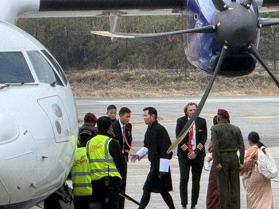 Der König steigt in denselben Flieger wie die anderen Passagiere….