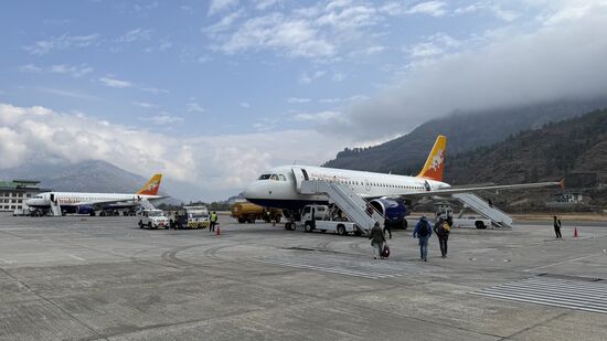 Fast pünktlich erscheint auch unsere Maschine und wir sind kurz nach 8 Uhr mit nur geringer Verspätung in der Luft
