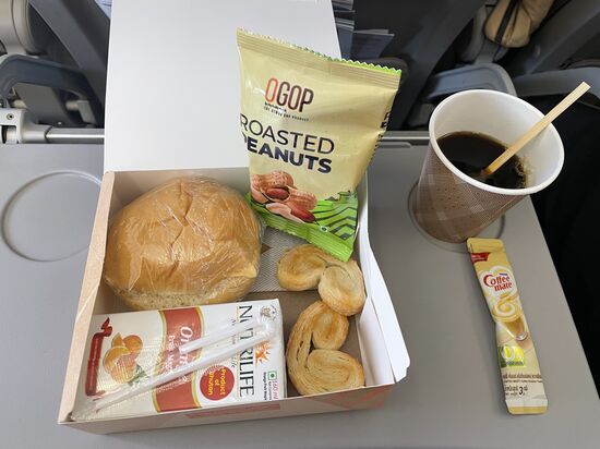 Mit einem netten kleinen Imbiss gehört hier auch bei den kurzen Flügen dazu