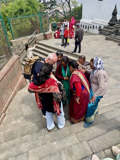 Dann wird er umzingelt um die Fotos anzusehen