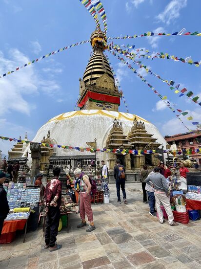 Zuerst besuchen wir den Swayambhunath-Tempel, auch bekannt als Affentempel