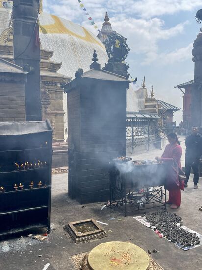 Überall sieht man Rituale der Gläubigen, wie hier das Anzünden von butterlampen