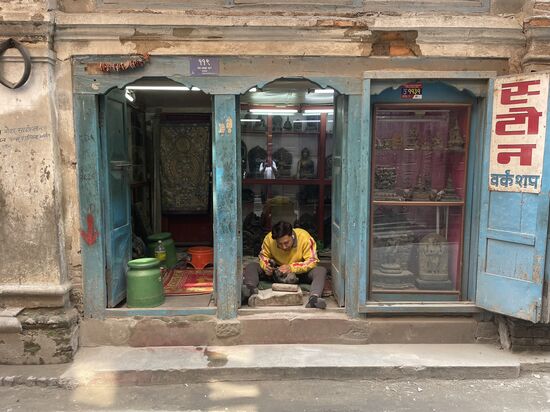 Wieder ein fleißiger Handwerker bei seiner Arbeit vor seiner kleinen Werkstatt