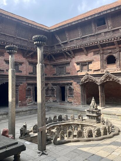 Im Zentrum befindet sich der „Tusha Hiti“ ein heiliger versunkener Wasserspeier der von der Königin für rituelle Waschungen genutzt wurde