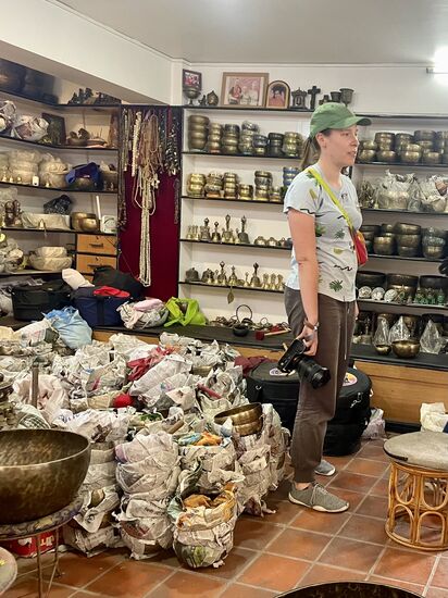 Thalia ist etwas überfordert, aber die besten Stücke hätte  er im Keller erklärt uns der Besitzer