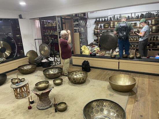 Hier werden auch Sessions abgehalten. Die Auswahl ist riesig.
Der gewitzte Verkäufer spricht fließend deutsch, so können wir uns garnicht hinter seinem Rücken absprechen. Aber wir verhandeln und schließlich erwerben die beiden 2 schöne Schalen