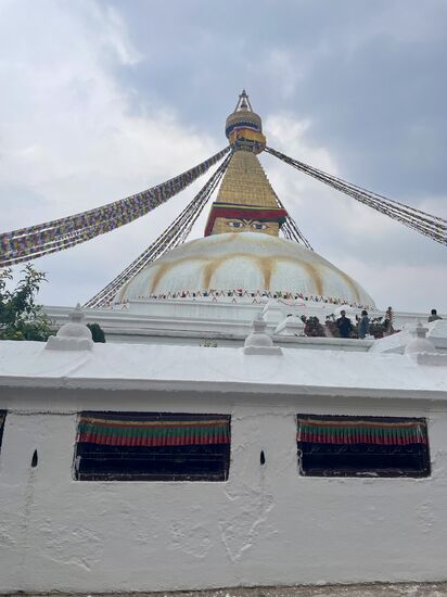 Die bunten Gebetsfahnen sollen Gebete und Mantras in die Welt tragen