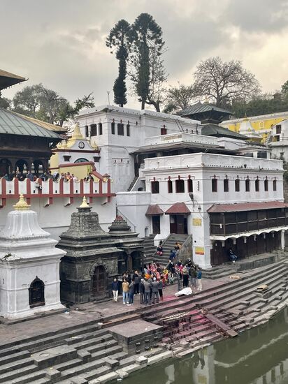 Auf den „Arya Ghats“ entlang des Flusses finden traditionelle hinduistische Feuerbestattungen statt