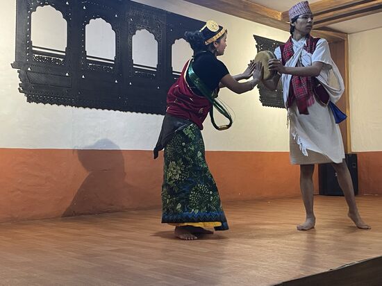 Nebenbei können wir die Tänzer bestaunen—