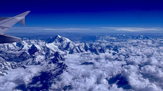 Wir überfliegen die hohen Berge des  Himalaya