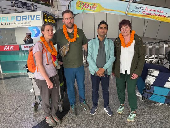 Am Flughafen Kathmandu steht Udaya mit traditionellen Blumenkränzen zur Begrüßung bereit—ich bin erstaunt: er hat sich kaum verändert! Ist es wirklich schon 10 Jahre her, dass uns dieser junge Mann damals am Flughafen „aufgegabelt“ hat und uns eine Stadttour verkauft und bei der Suche nach einer günstigen Unterkunft geholfen hat? Damals war er Mitte 20–jetzt hat er Frau und 2 Kinder und ein ziemlich gutes Unternehmen 