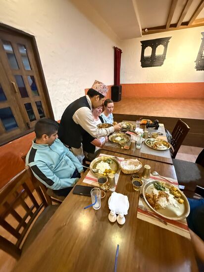 Der ganze Saal ist heute leer-insgesamt ist durch die Kriegssituation im Iran erheblich weniger los als sonst