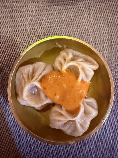 Vorweg gibt es „Momos“